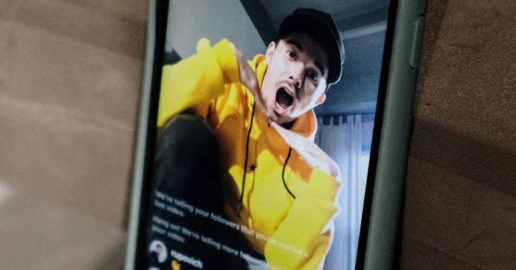 Pessoa interagindo com conteúdos no Instagram em um smartphone