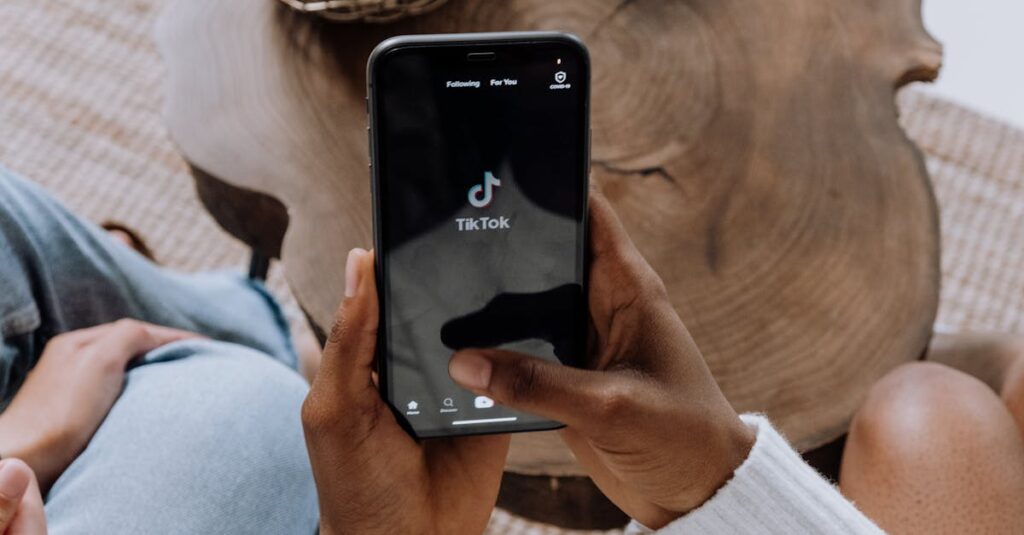 Pessoa interagindo com elementos digitais representando crescimento em redes sociais com IA