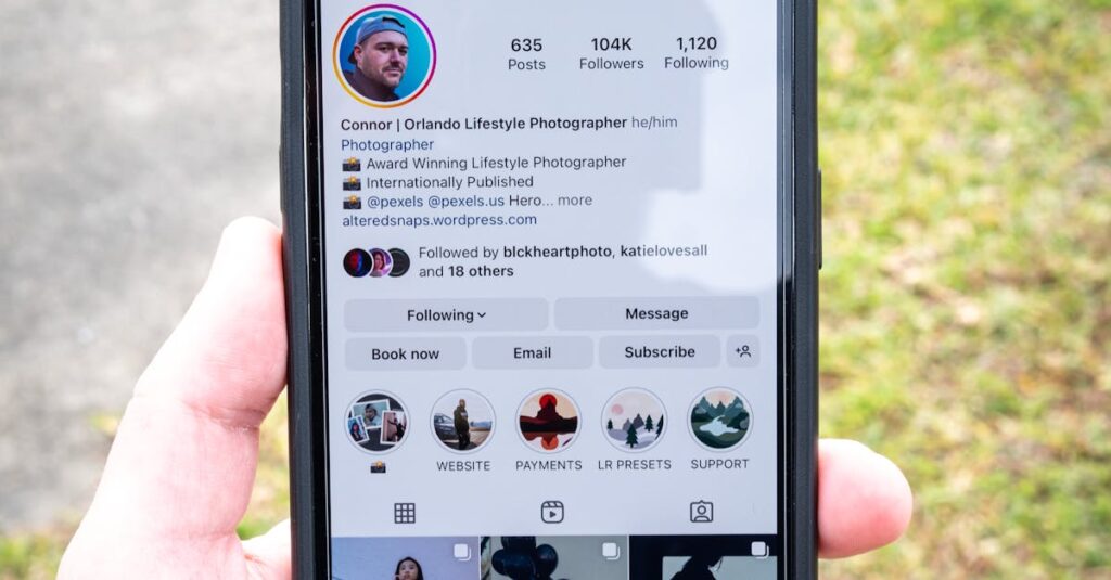 Pessoa interagindo com posts no Instagram em um smartphone