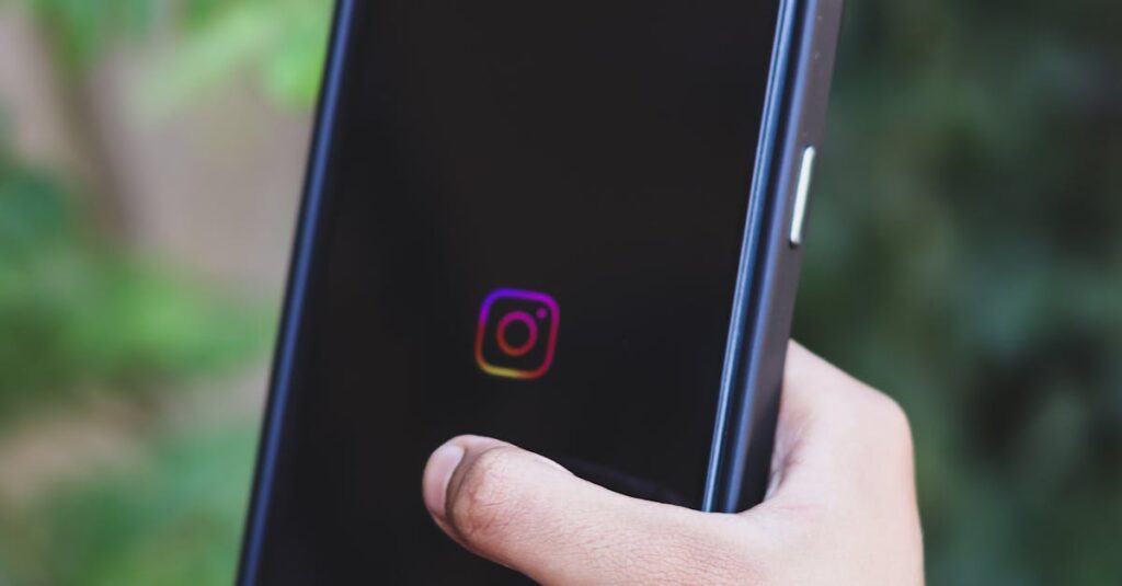 Pessoa interagindo com redes sociais focando em retweets e engajamento
