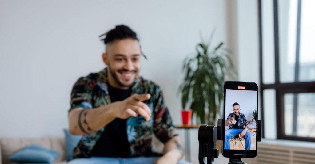 Pessoa segurando celular com aplicativo TikTok aberto, buscando engajamento