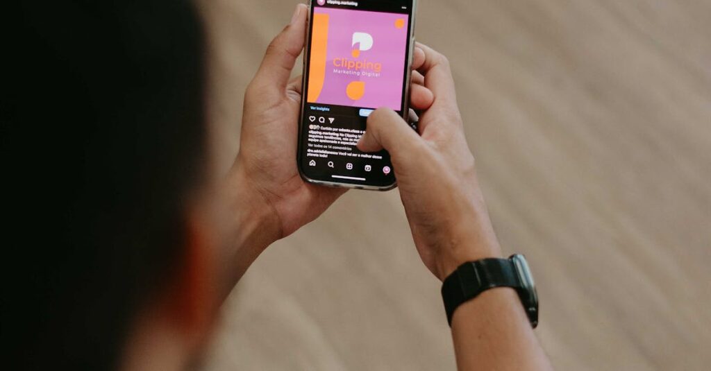 Pessoa segurando celular mostrando Instagram Reels para vendas