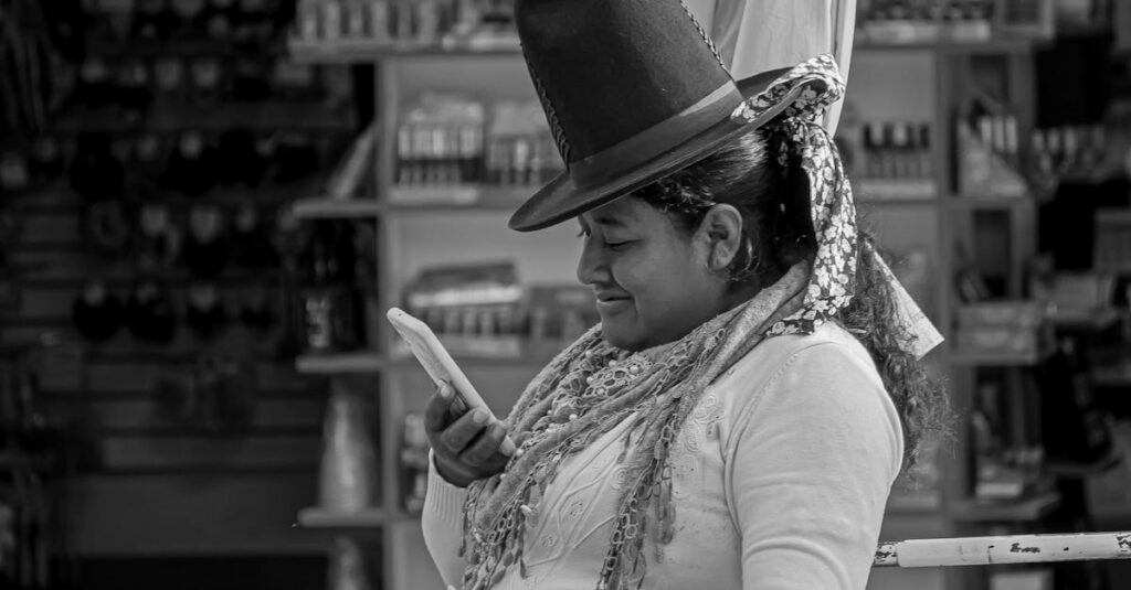 Pessoa usando smartphone para marketing local no Instagram