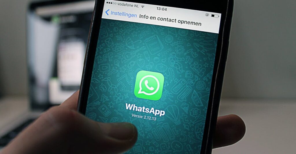Tela de celular mostrando conversa em grupo no WhatsApp para engajamento
