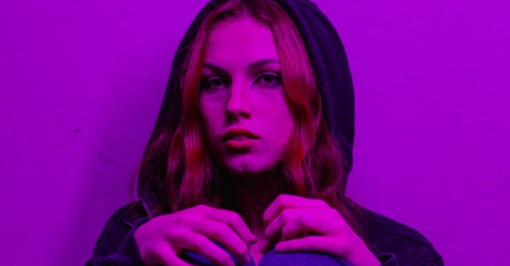 Tela de smartphone mostrando um feed colorido do Instagram