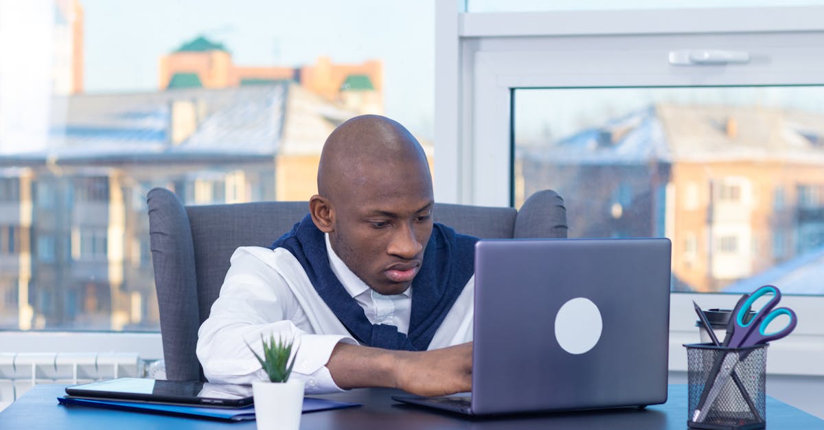 Computador com ferramentas digitais para otimizar marketing online
