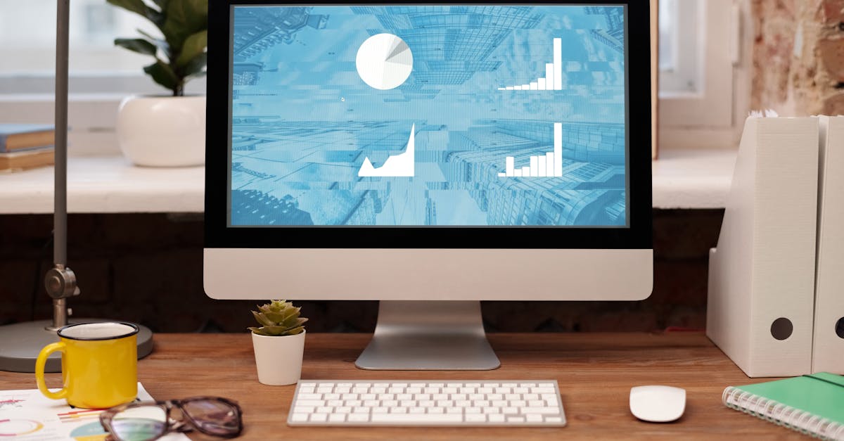 Computador com gráficos e ferramentas de marketing digital em tela