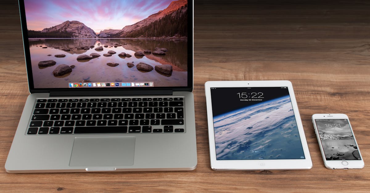 Computador com telas mostrando análises e ferramentas de marketing digital