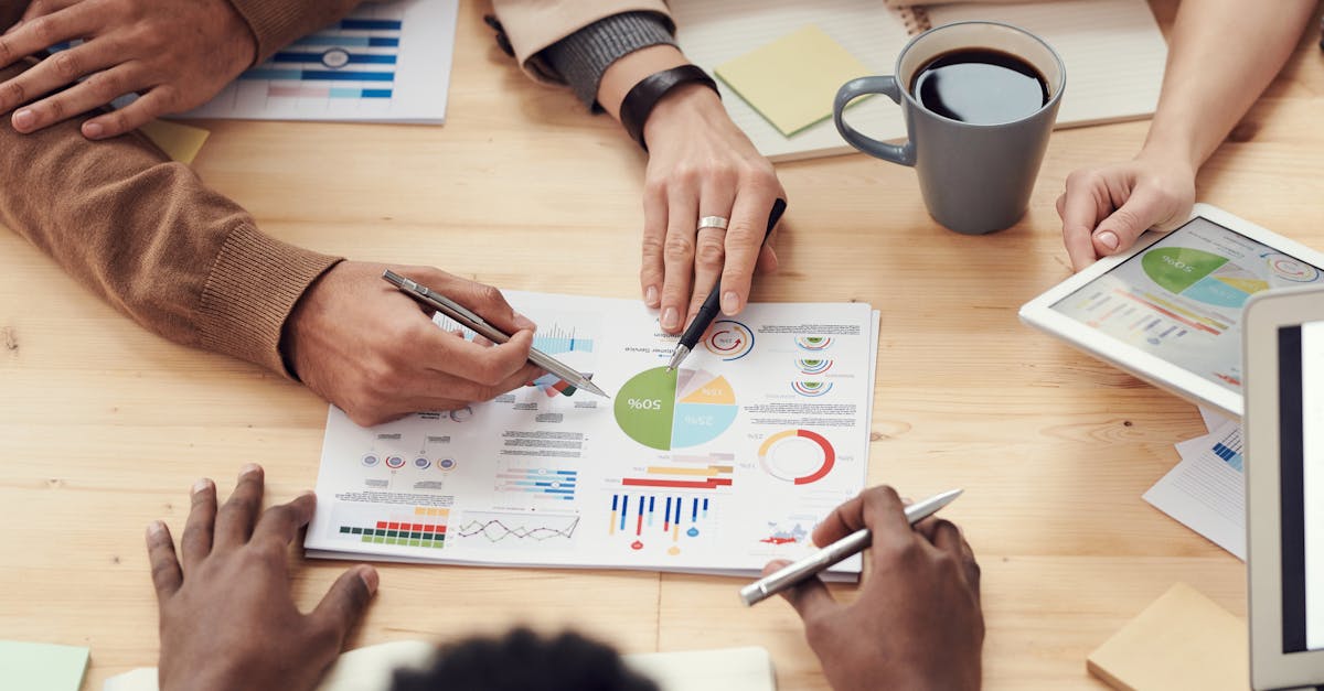 Equipe de trabalho analisando estratégias para automação ética no Instagram