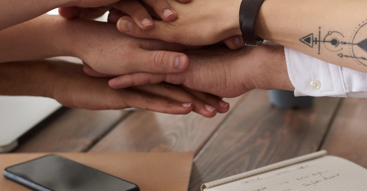 Equipe discutindo estratégias e analisando dados em reunião de trabalho