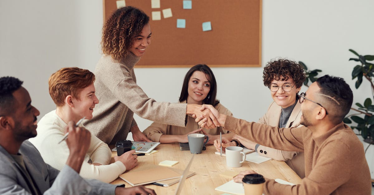Equipe discutindo estratégias práticas para campanhas no Instagram