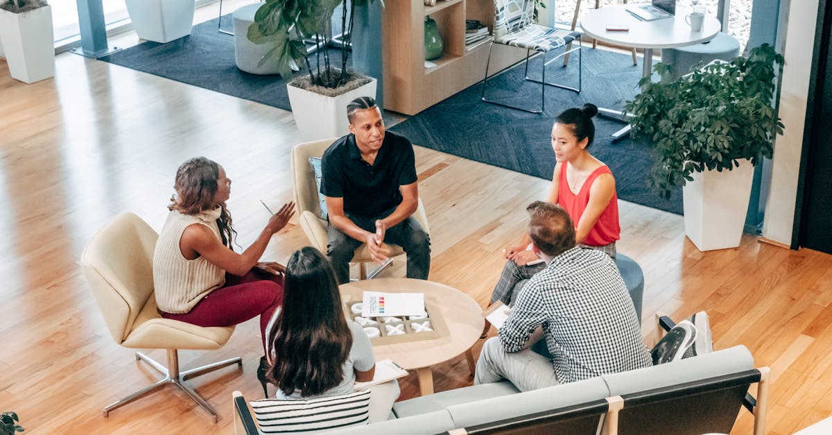 Grupo de pessoas discutindo estratégias em ambiente de trabalho