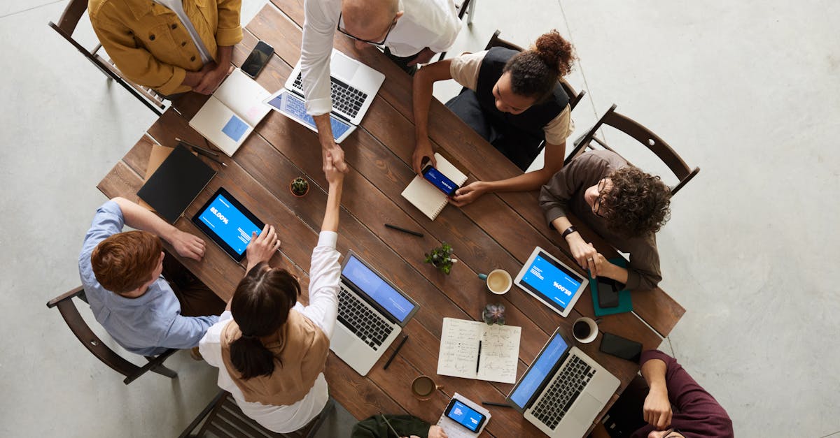 Grupo discutindo estratégias em uma reunião colaborativa para engajamento real