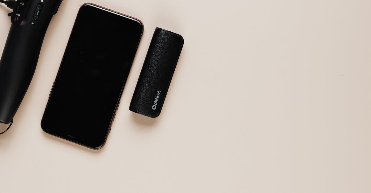 Mesa com laptop, smartphone e ferramentas digitais para gerenciar redes sociais