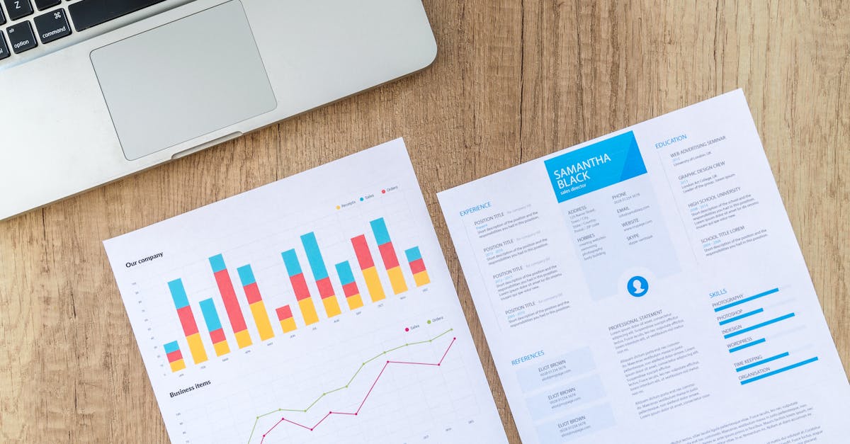 Pessoa analisando dados de marketing digital em gráfico no computador
