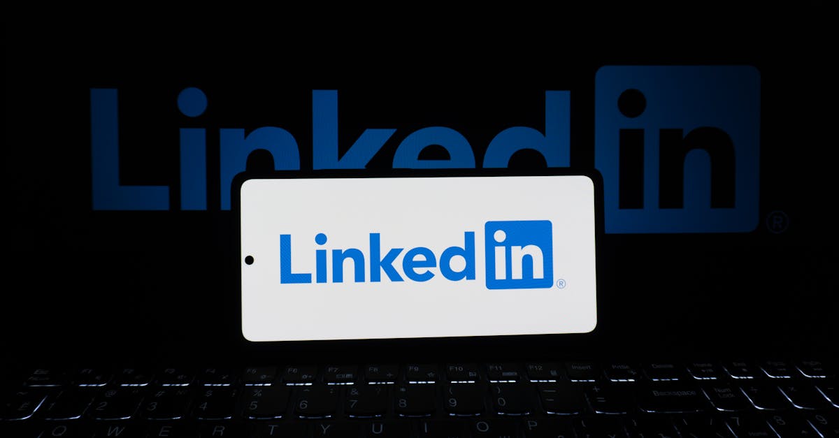 Pessoa anotando dicas práticas para estratégias de marketing digital