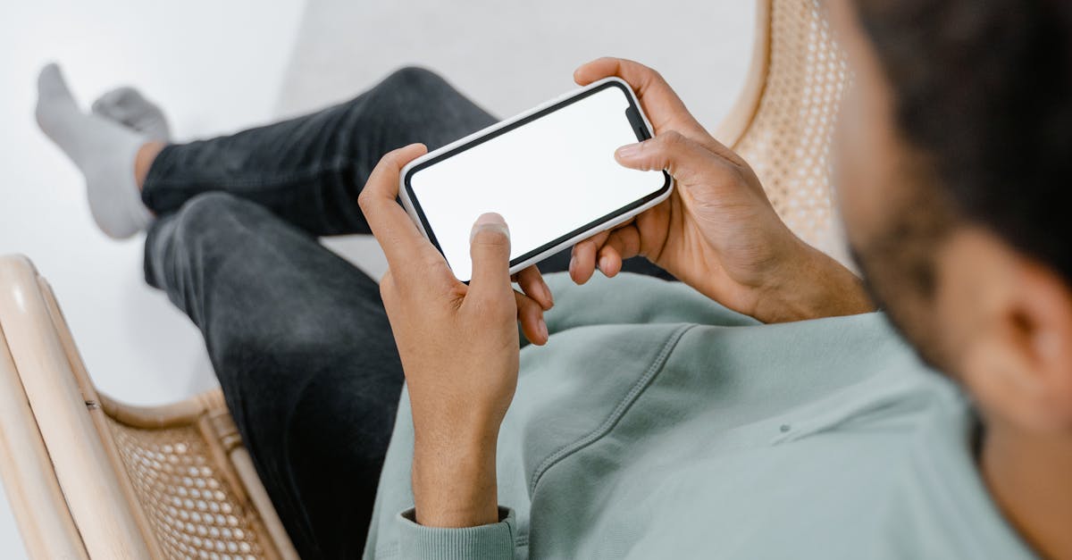 Pessoa configurando aplicativo no celular para ganhar moedas no TikTok
