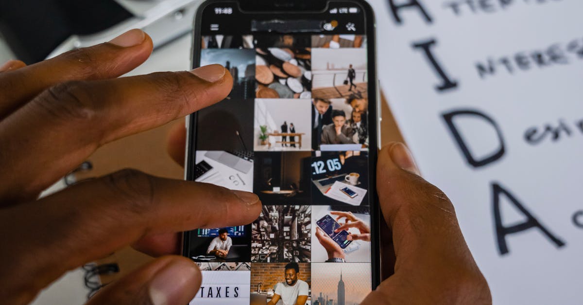 Pessoa planejando conteúdo para redes sociais usando smartphone