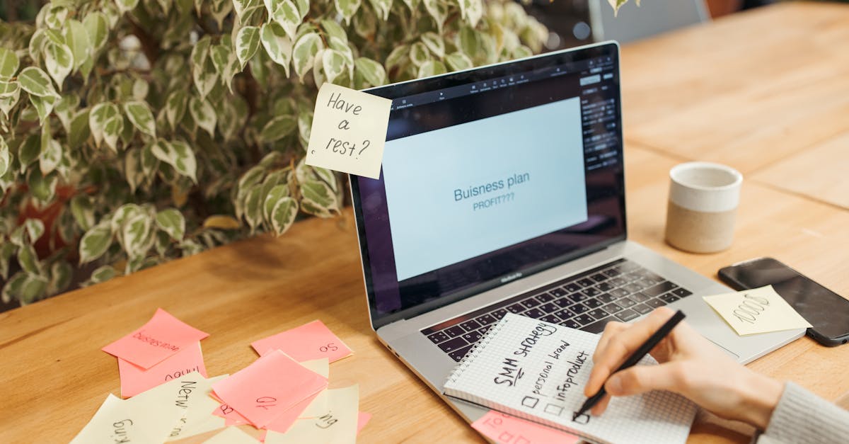 Pessoa revisando checklist com planejamento para negócios