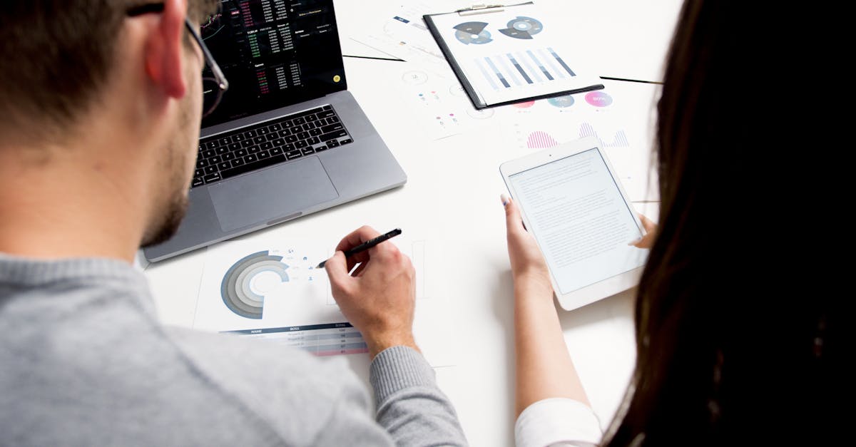 Pessoas analisando gráficos e dados para melhorar o engajamento nas redes sociais