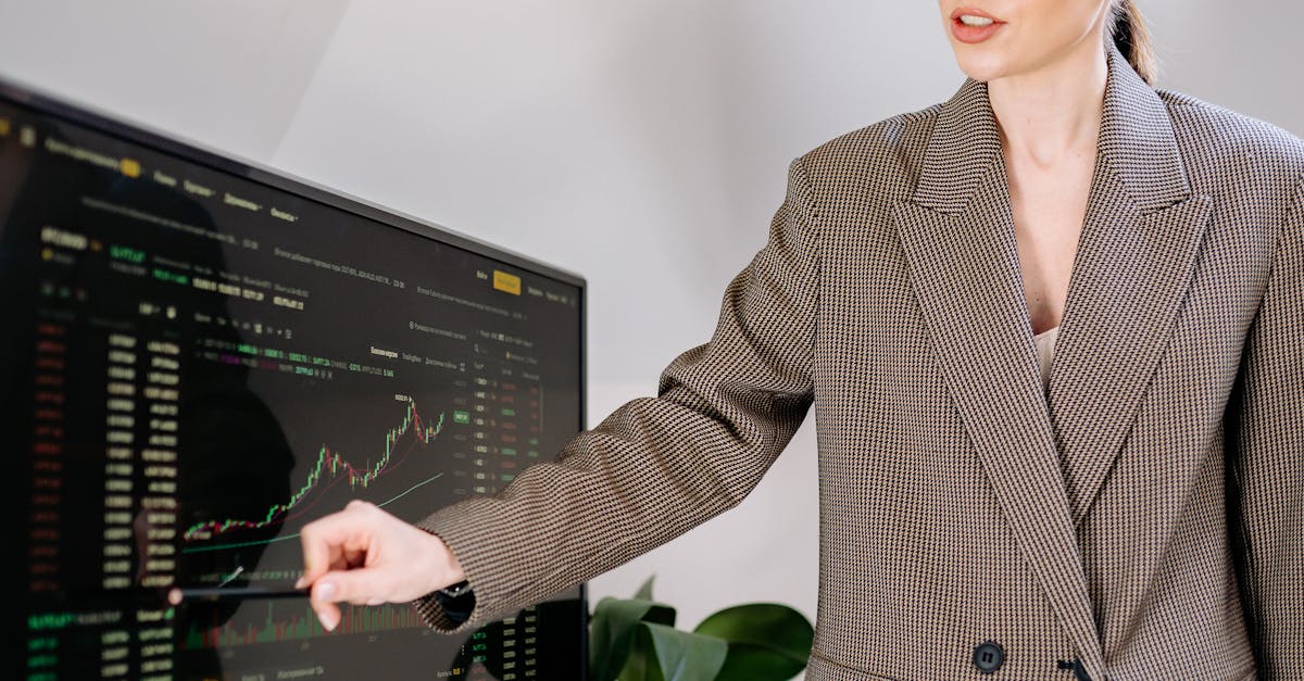 Pessoas analisando gráficos e discutindo estratégias baseadas em dados