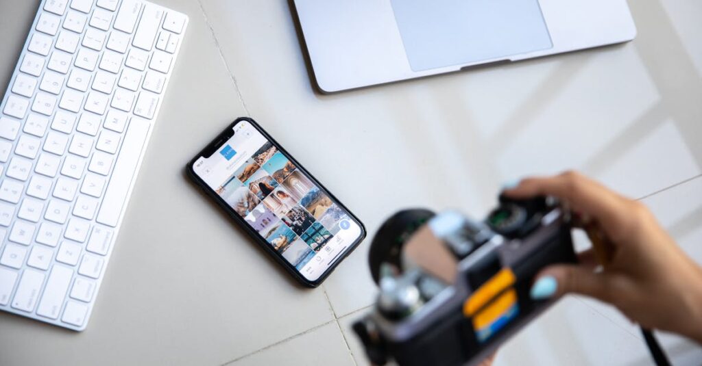 Microinfluenciador usando smartphone para criar conteúdo em rede social