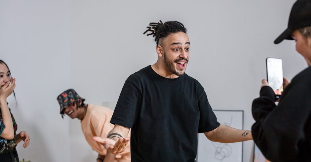 Pessoa analisando engajamento no TikTok em celular moderno