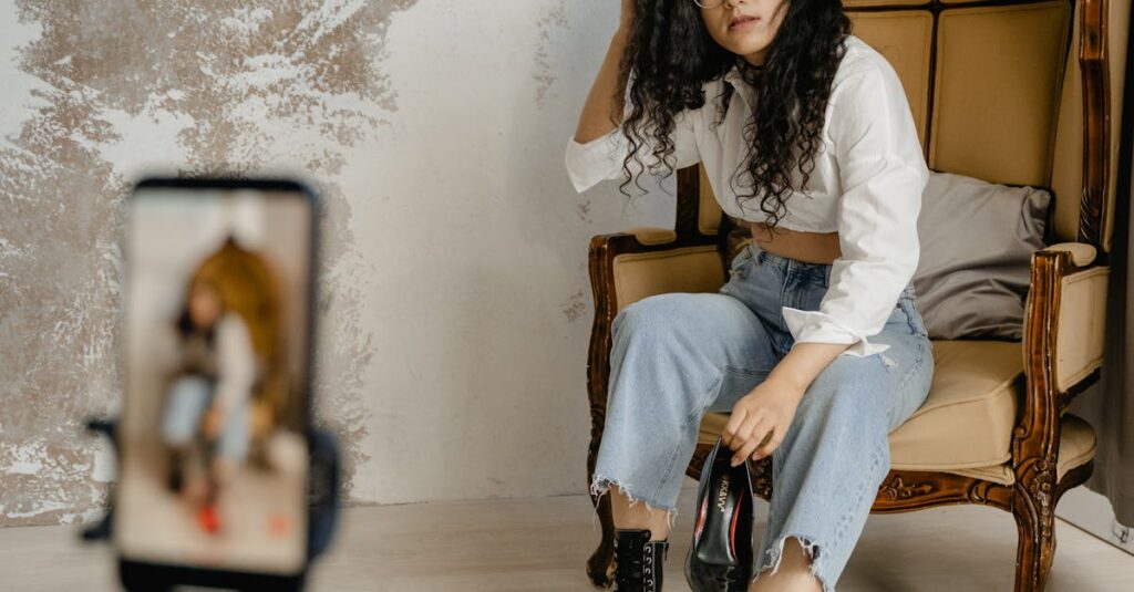 Pessoa interagindo autenticamente em rede social com celular na mão
