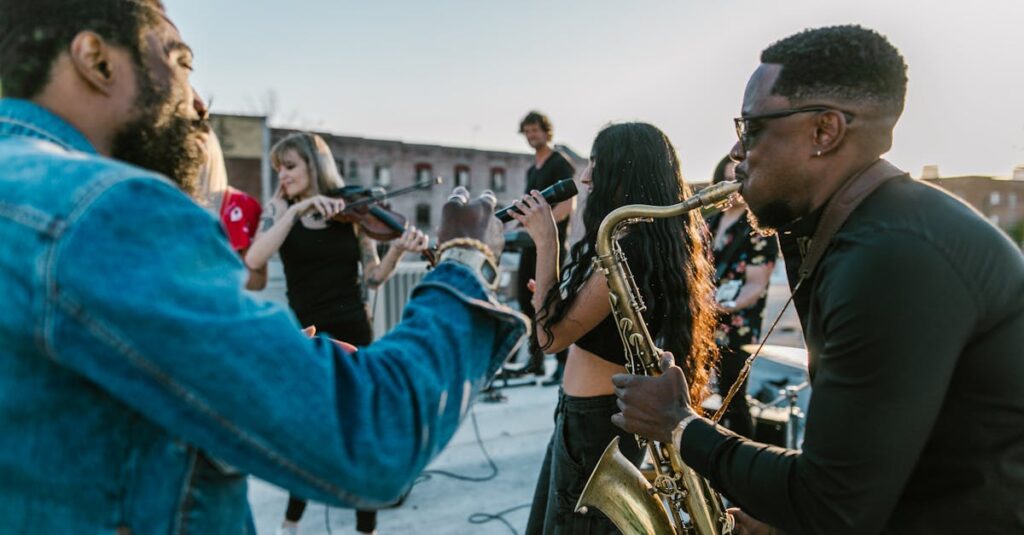 Pessoa interagindo com conteúdo do TikTok em um smartphone