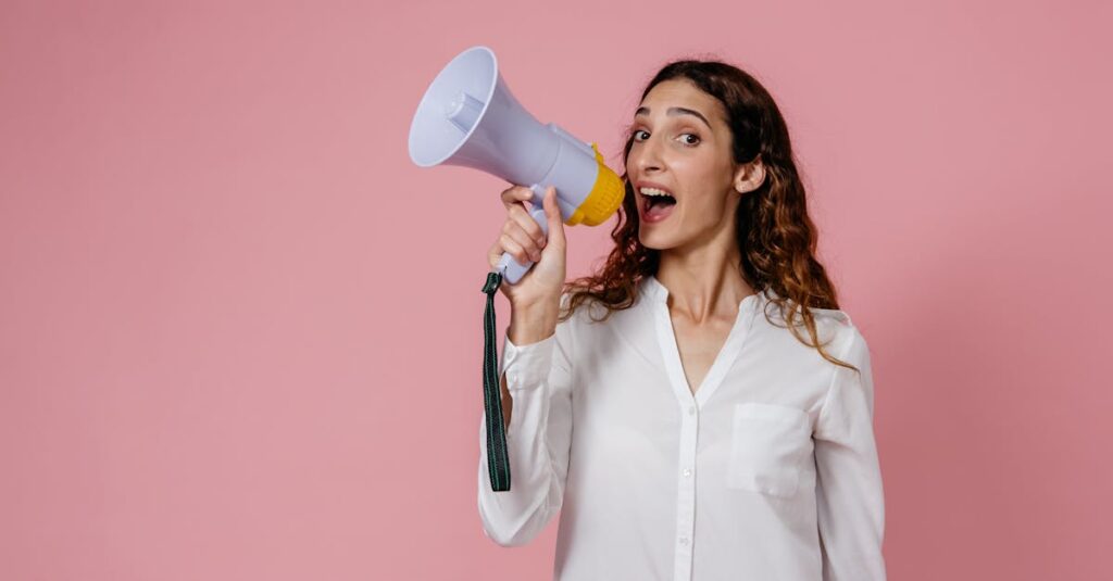 Pessoa interagindo com posts em rede social no celular