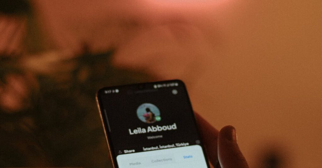 Pessoa interagindo com rede social X em um smartphone moderno
