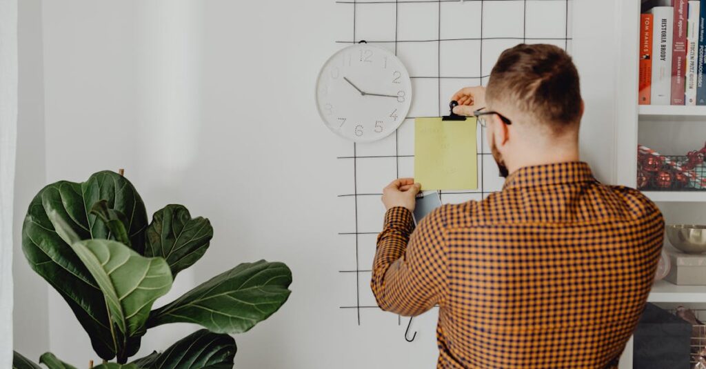Pessoa olhando para um calendário com horários de postagem do TikTok