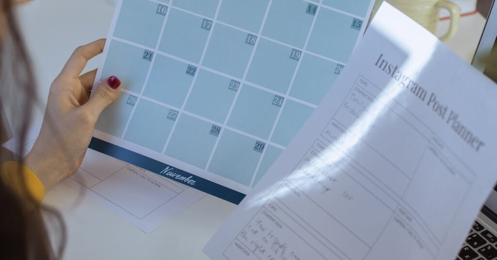 Pessoa planejando conteúdos segmentados para Instagram em um computador
