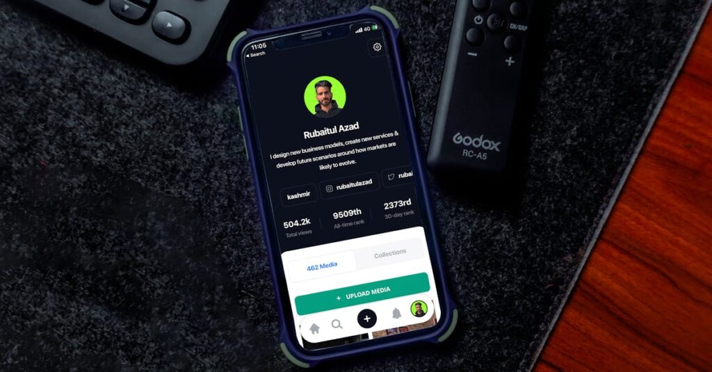 Pessoa preocupada olhando para o celular ao perder seguidores no TikTok