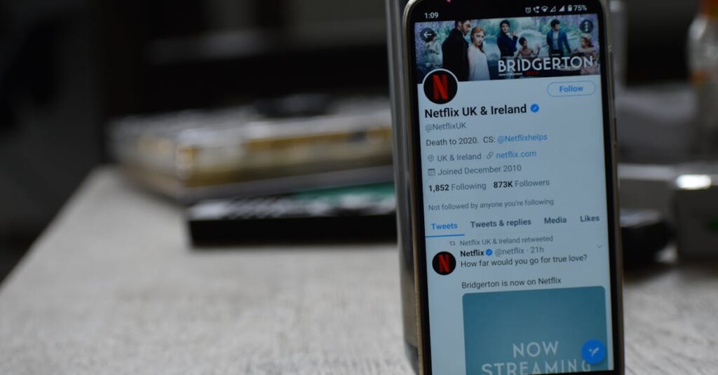 Pessoa preocupada olhando para o celular sobre perda de seguidores no TikTok