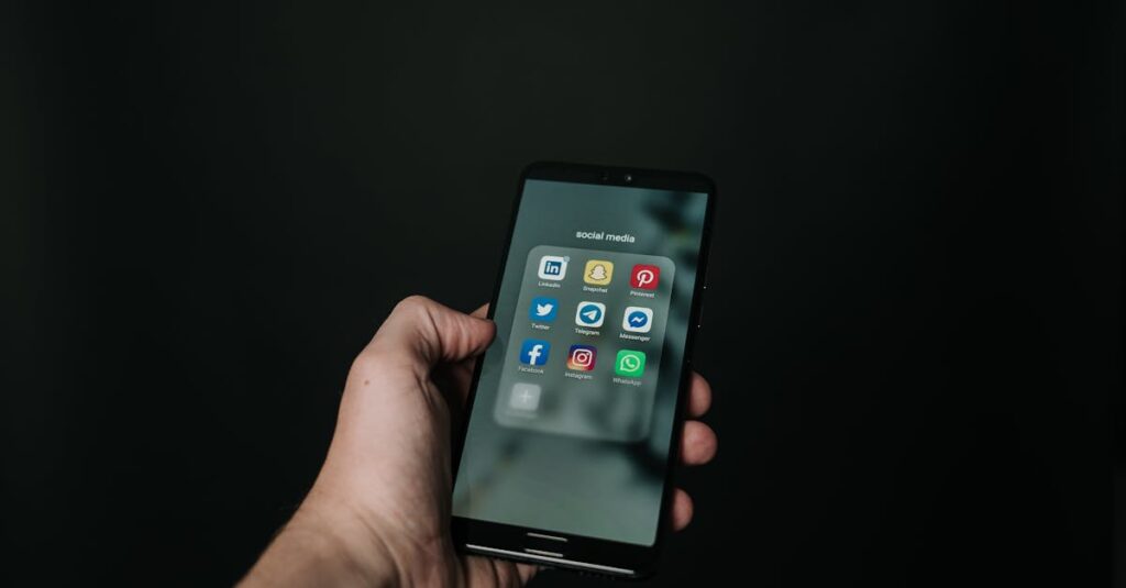 Pessoa refletindo sobre erros psicológicos que prejudicam crescimento no TikTok