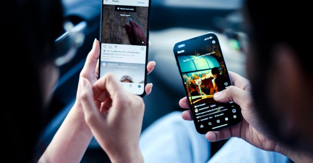 Pessoa segurando smartphone com aplicativo Instagram aberto em tela de Reels