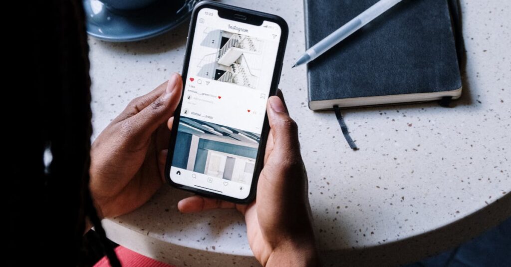 Pessoa usando smartphone, interagindo com posts no Instagram