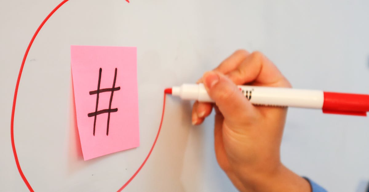 Equipe discutindo estratégias para Instagram em reunião de trabalho