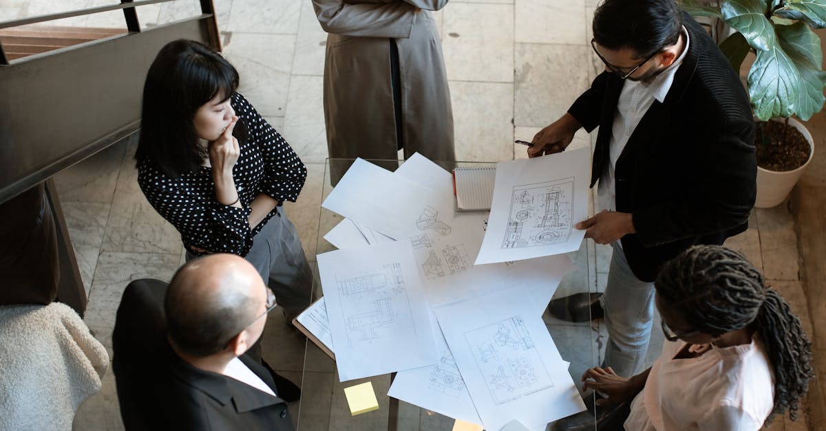 Equipe discutindo estratégias em ambiente de trabalho colaborativo