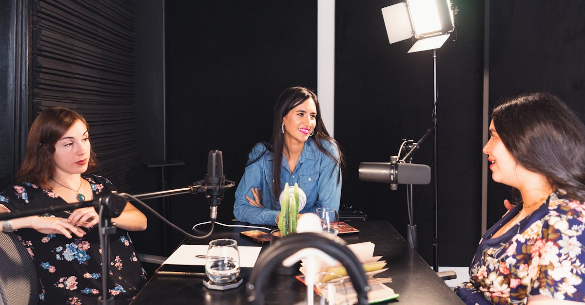 Equipe discutindo estratégias práticas para melhorar desempenho no TikTok