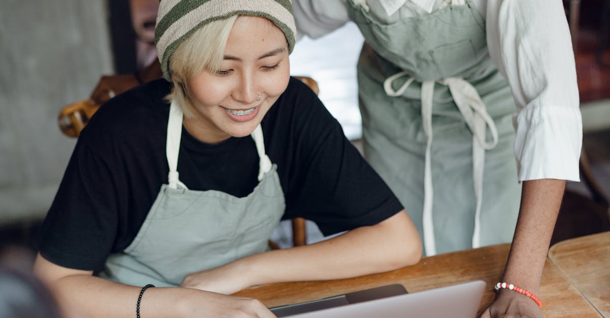 Equipe discutindo estratégias psicossociais para engajamento no TikTok