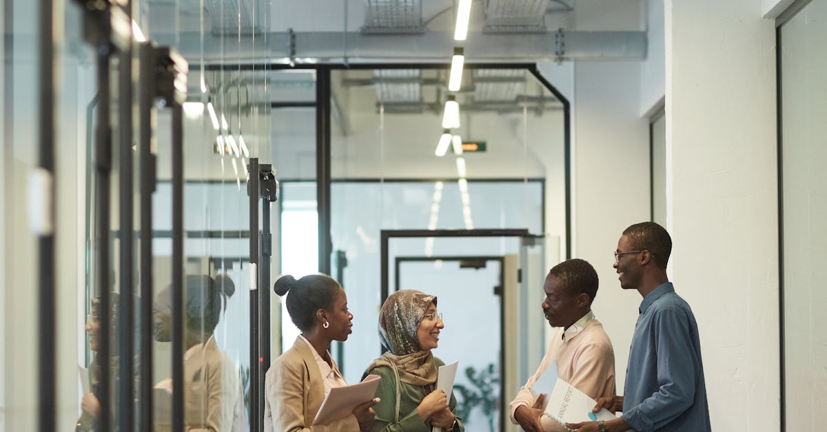 Equipe reunida planejando estratégias para qualificar audiência e engajamento