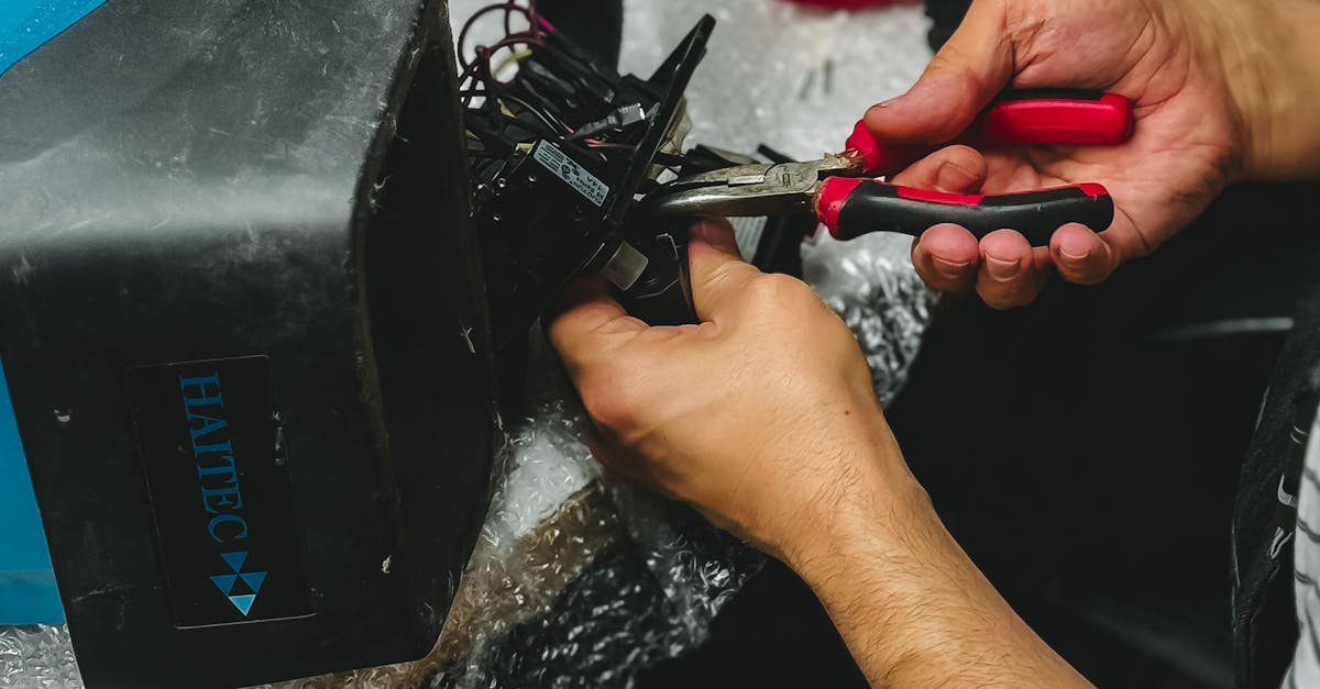 Equipe usando ferramentas digitais para planejar e monitorar estratégias sociais