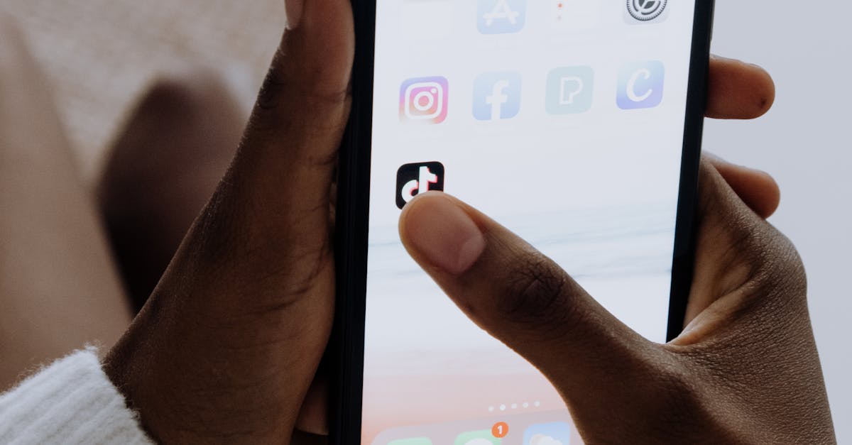 Pessoa segurando celular exibindo gráficos e dados de redes sociais