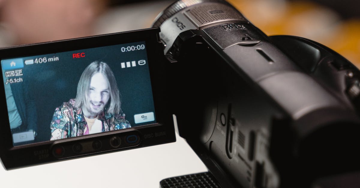 Pessoa analisando dados de crescimento em redes sociais no computador