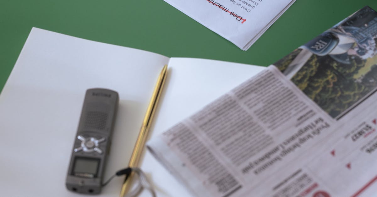 Pessoa analisando dados de engajamento e comportamento em redes sociais no computador