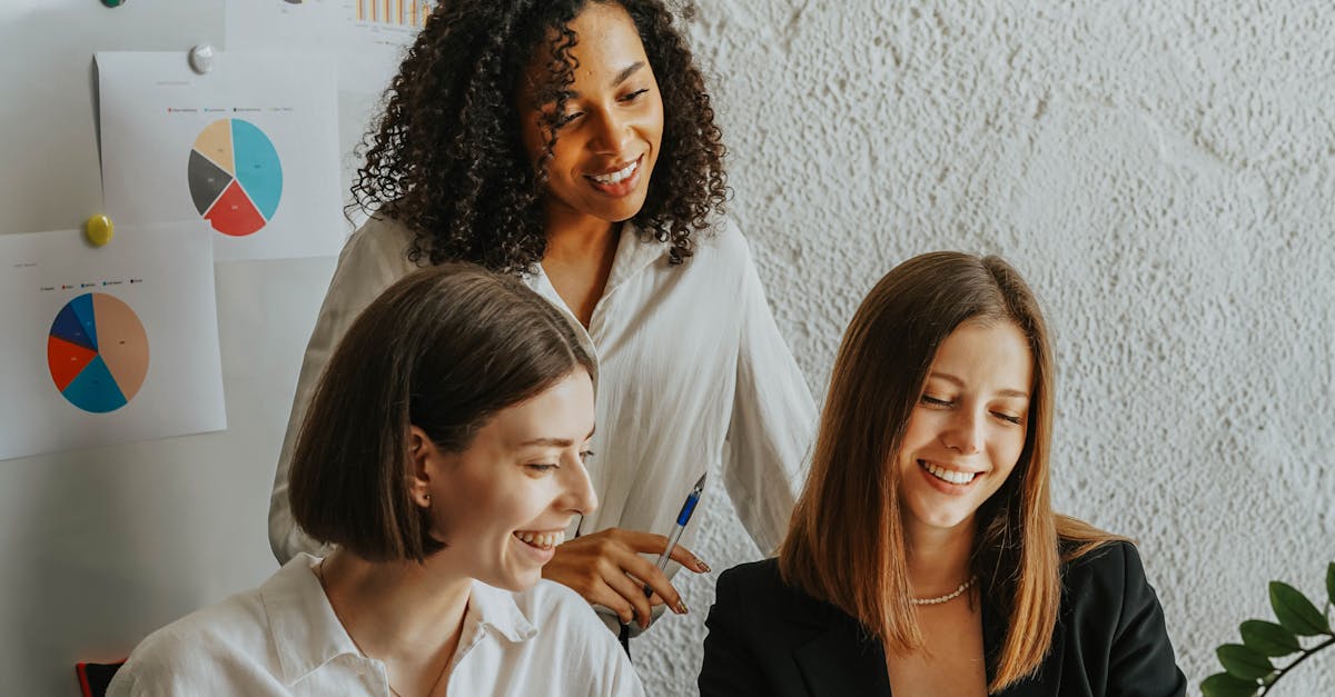 Pessoa analisando dados e gráficos no laptop para otimizar engajamento