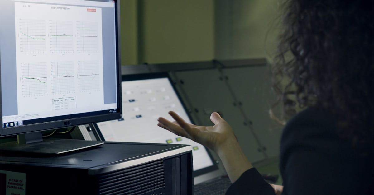 Pessoa analisando dados para corrigir erros no engajamento do TikTok