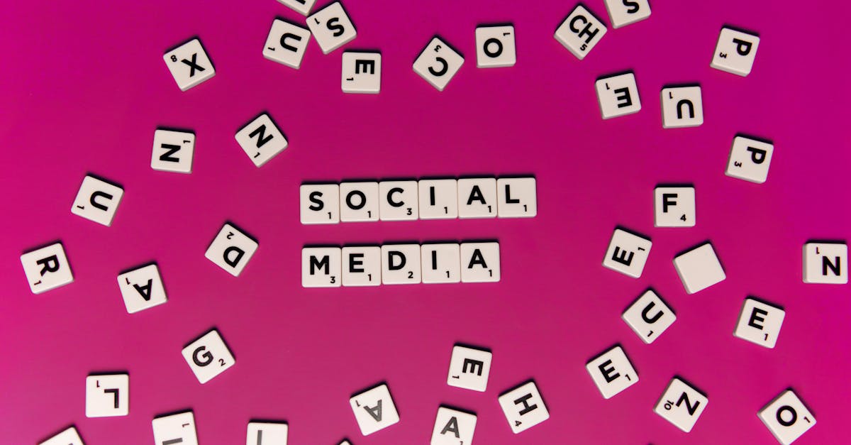 Pessoa analisando estratégias de redes sociais em um notebook